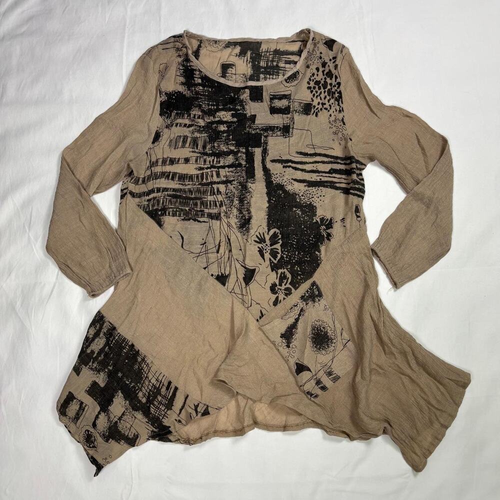 Abstract art-to-wear lagenlook top with asymmetrical hem